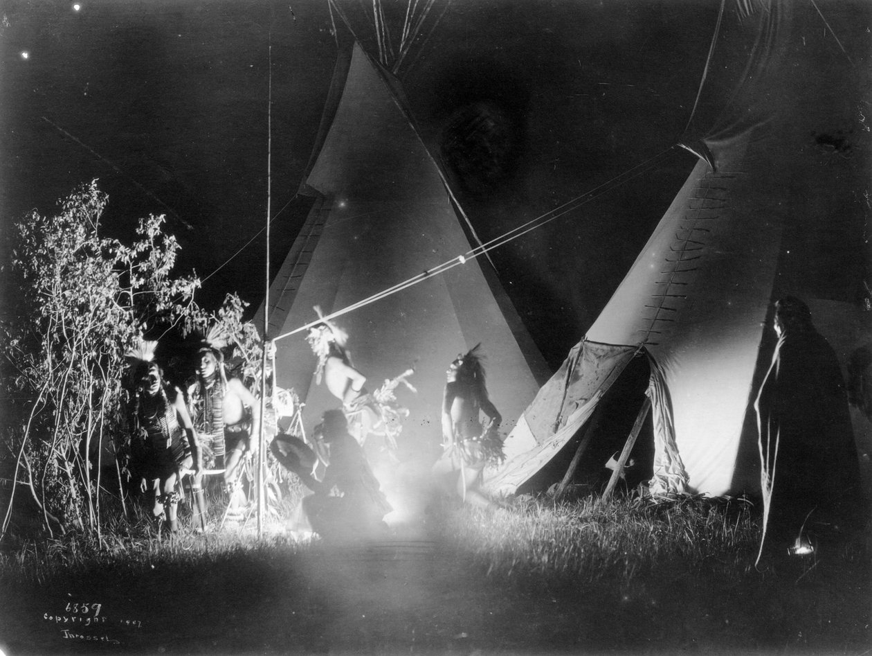 Danzando alla luce del fuoco, 1907 da Richard Throssel