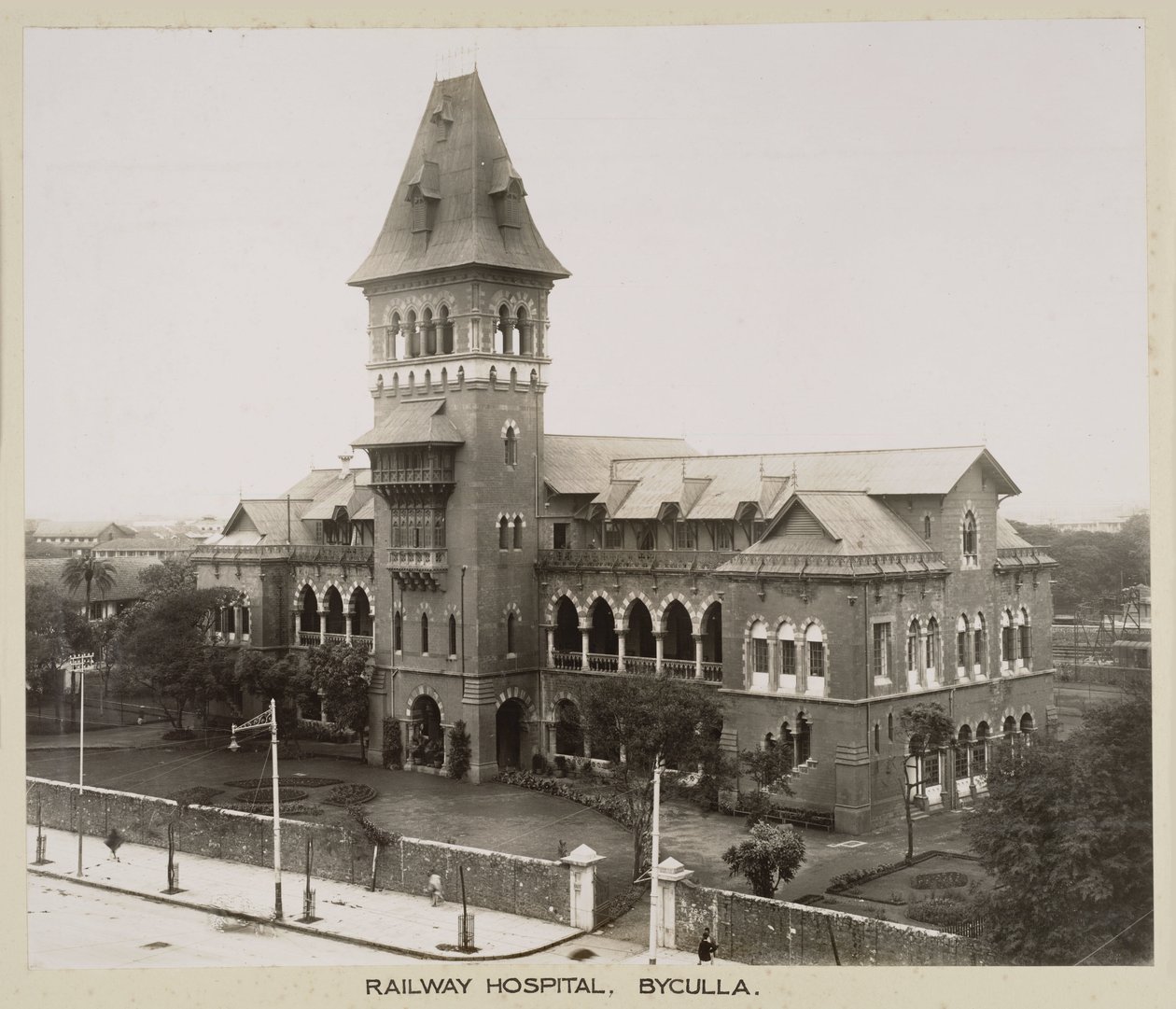 Ospedali, Byculla Railway Hospital, India, c. 1930 da John Pardon