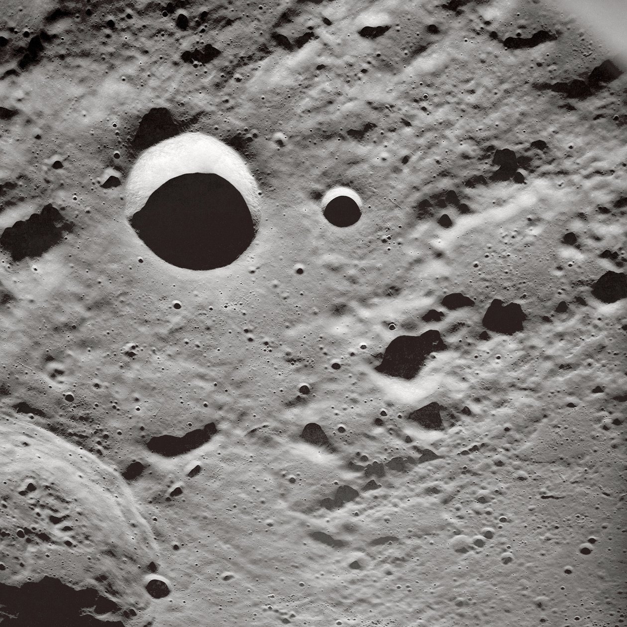 Lunghe ombre sulla superficie lunare da John Pardon