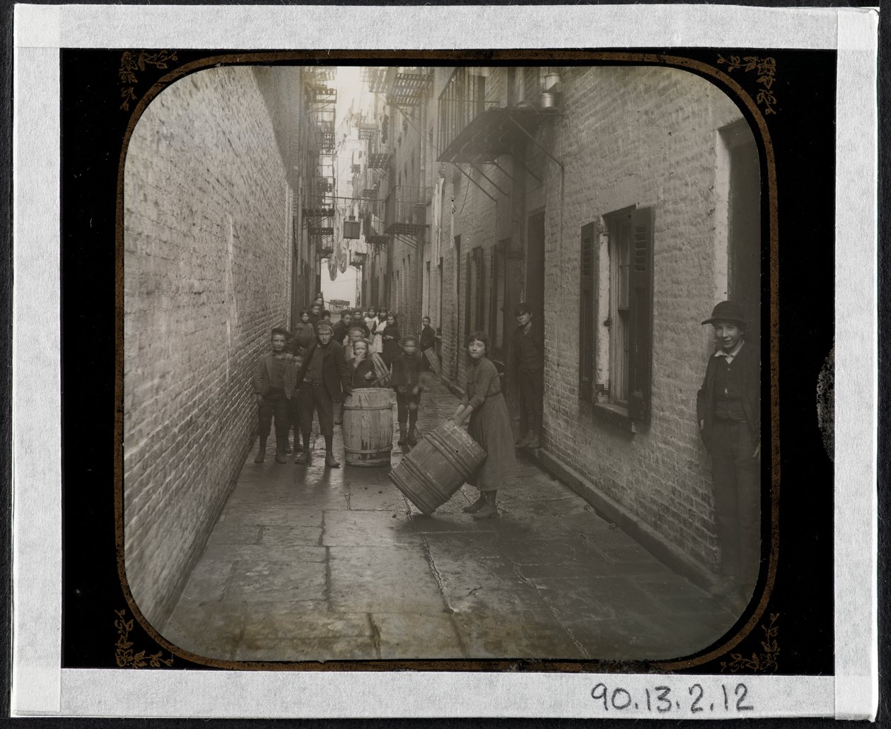 Gotham Court, 38 Cherry Street, c.1890 da Richard Hoe Lawrence