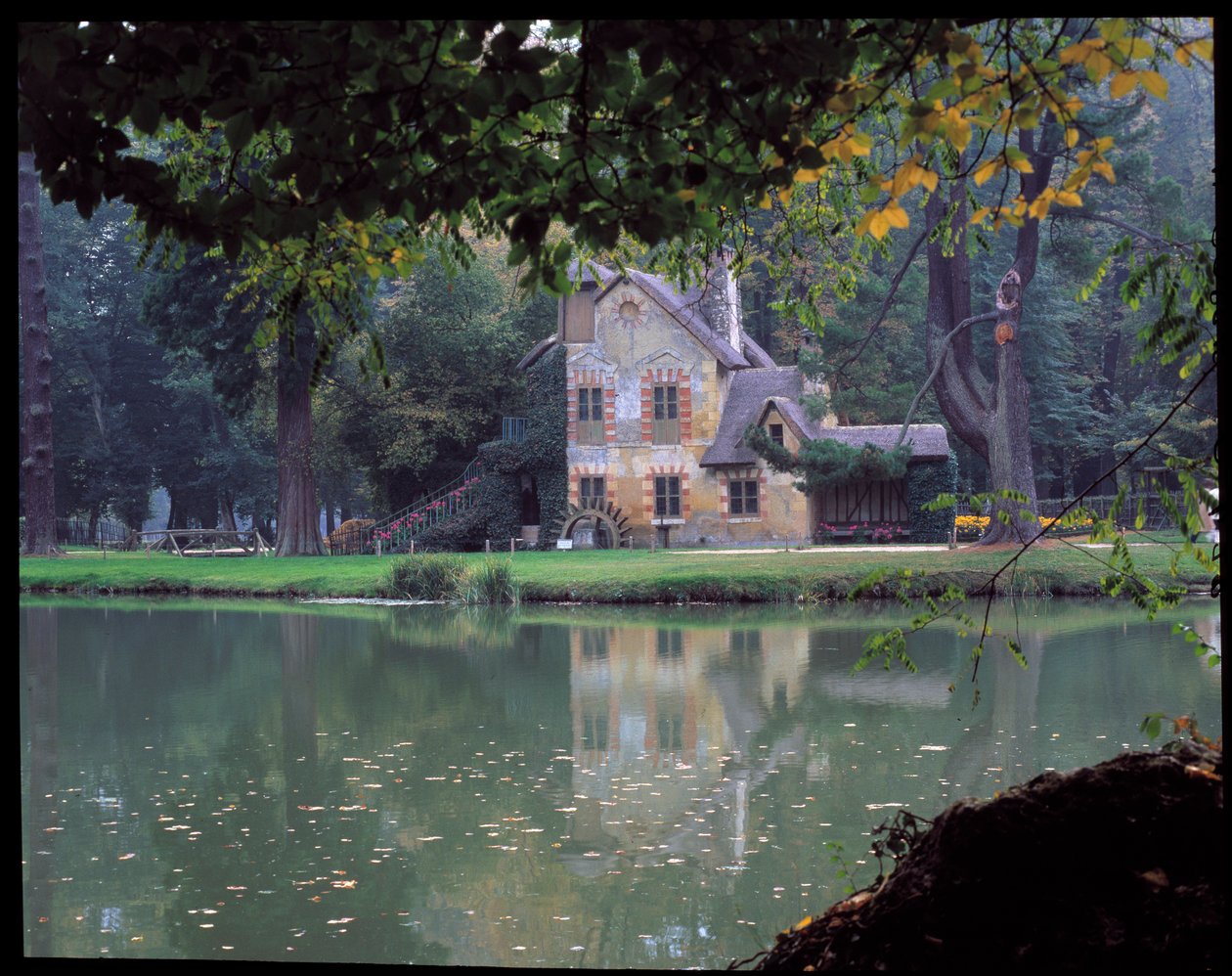 Il Hameau de la Reine - La Maison de la Reine al Hameau de la Reine Maria Antonietta, nel parco del Castello di Versailles da Richard Mique