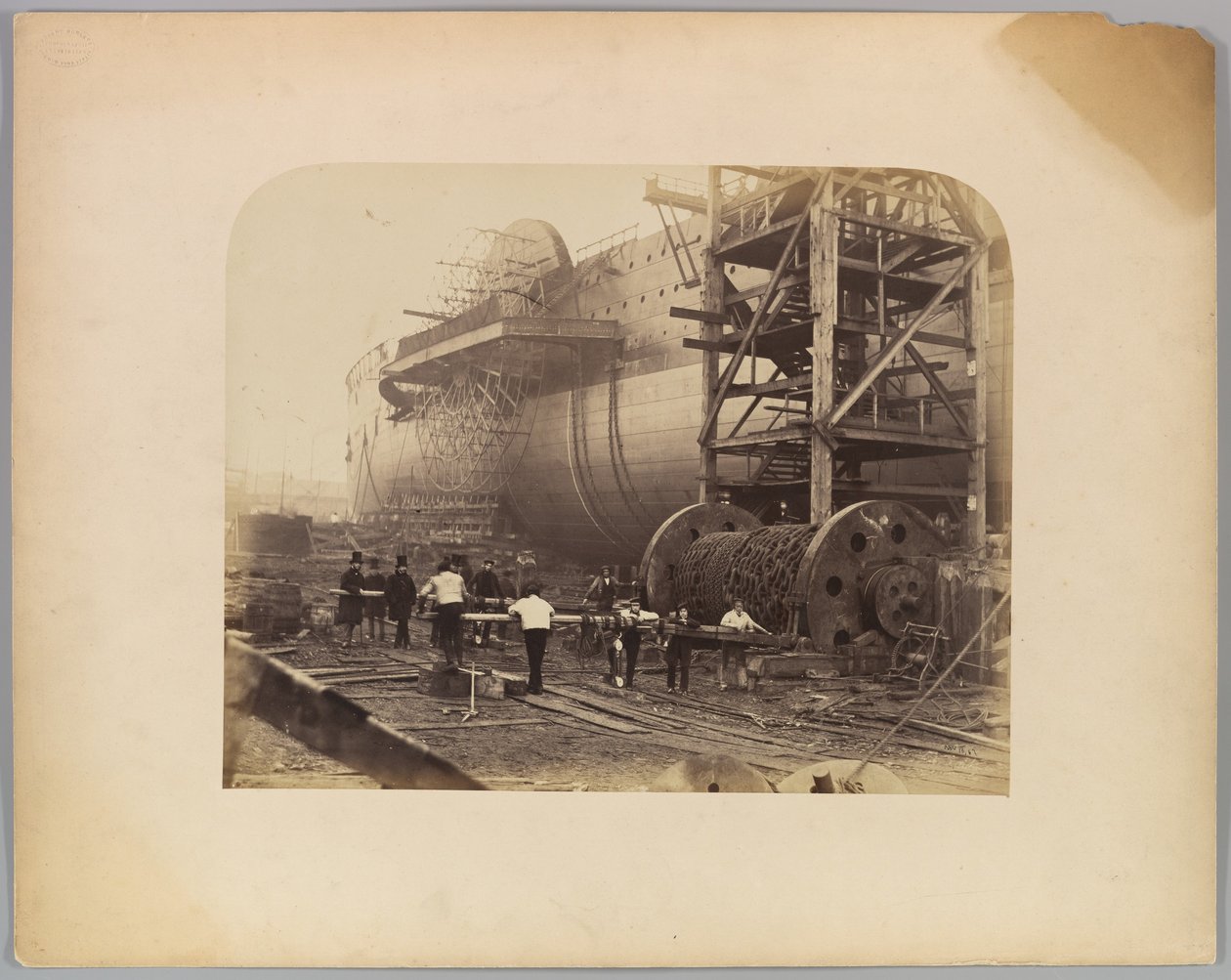 Uomini al lavoro accanto alle catene di lancio del "Great Eastern" da Robert Howlett