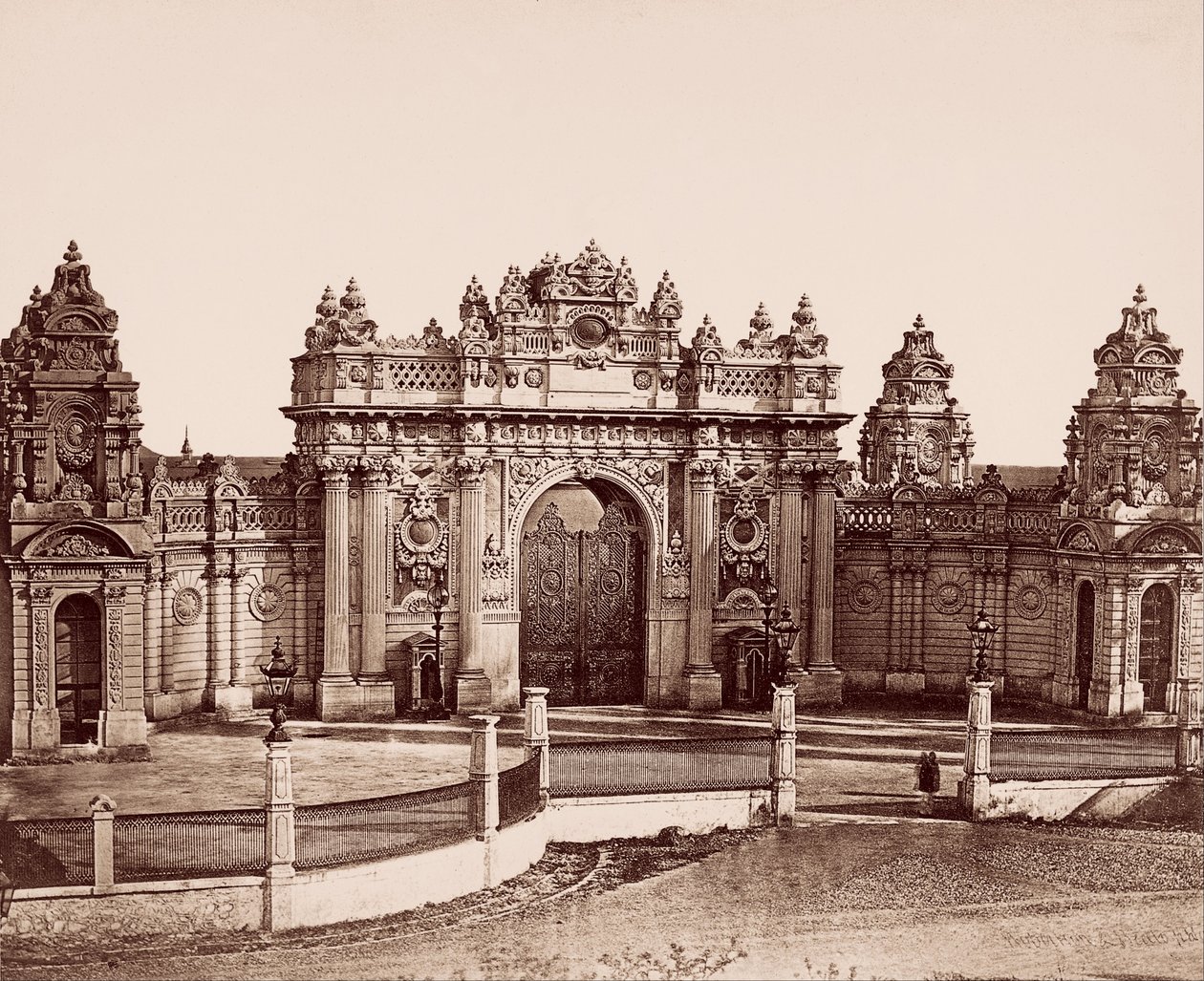 Porta imperiale del Palazzo Dolmabahçe da Robertson and Beato