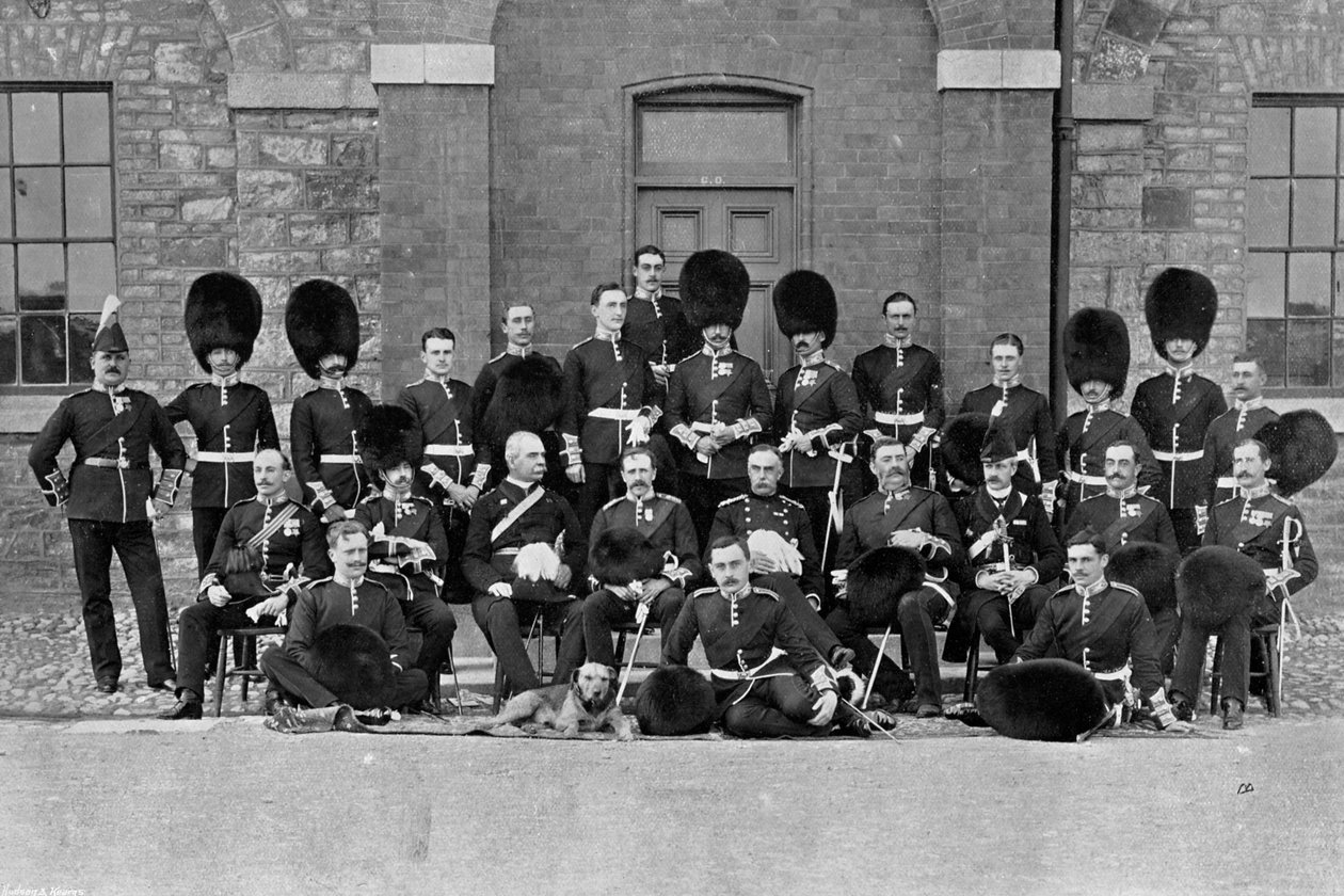 Un gruppo di ispezione di ufficiali della 1ª Guardia Scozzese da Robinson and Sons