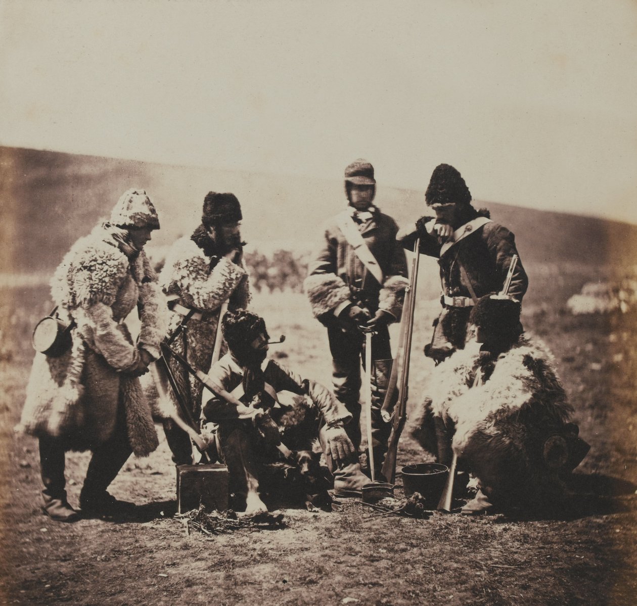 Capitano Pechell e uomini del 77° Reggimento di Fanteria (East Middlesex) in abito invernale, da un album di 52 fotografie associate alla Guerra di Crimea da Roger Fenton