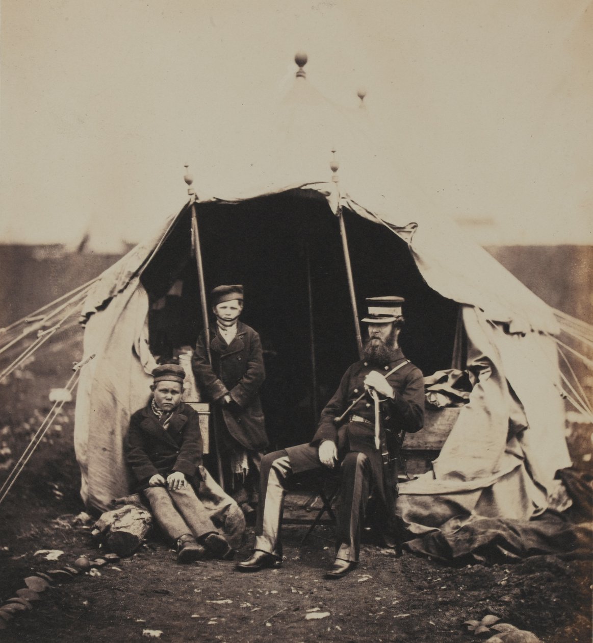 Tenente colonnello Studholme Brownrigg, CB e i ragazzi russi, da un album di 52 fotografie associate alla guerra di Crimea, 1855 da Roger Fenton
