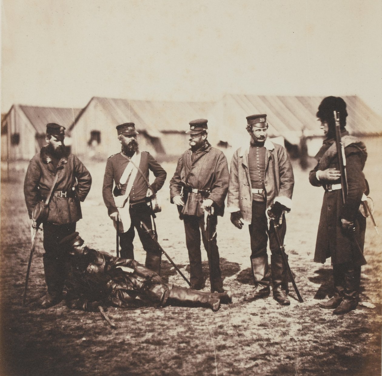 Tenente Generale William Munro e ufficiali del 39° Reggimento di Fanteria (Dorsetshire), da un album di 52 fotografie associate alla Guerra di Crimea, 1855 da Roger Fenton