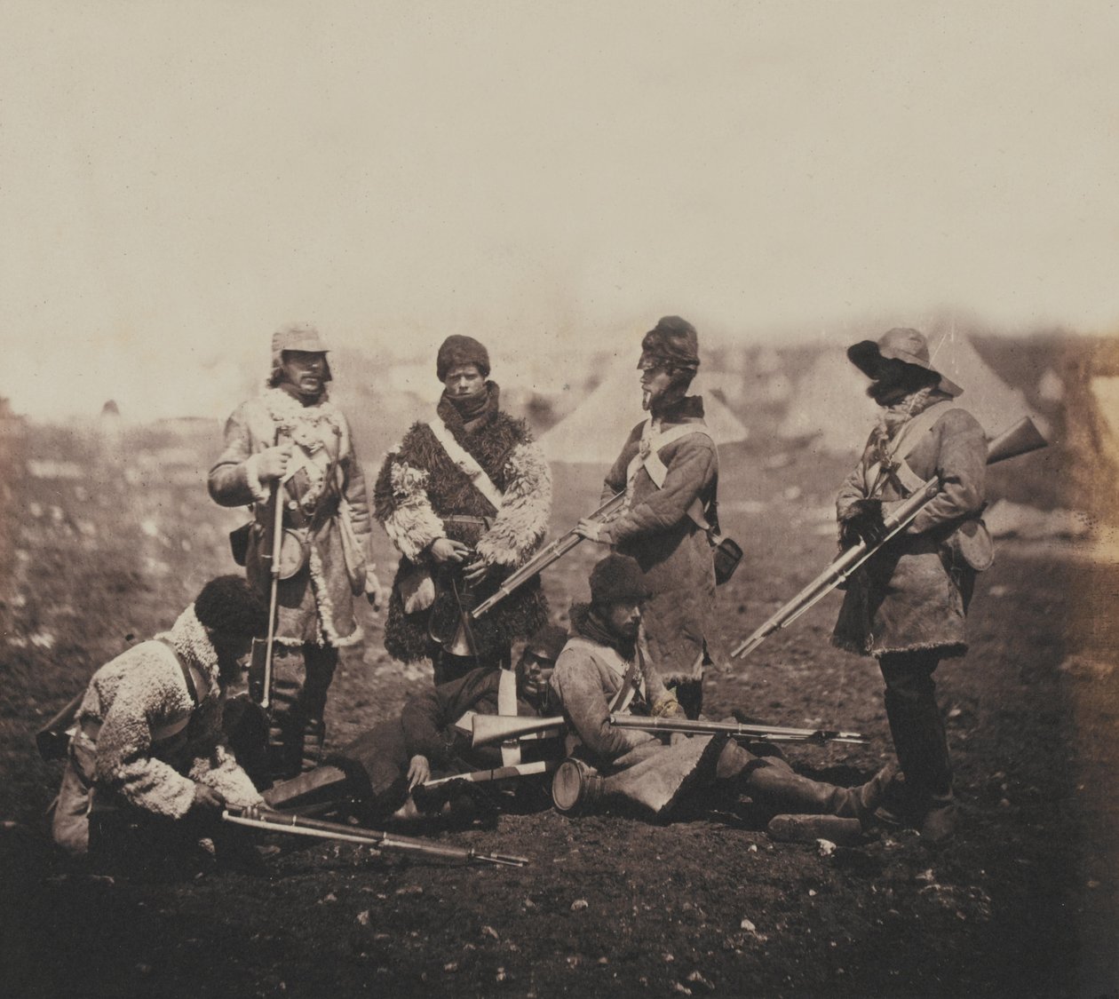 Uomini del 68° Reggimento di Fanteria (Fanteria Leggera) in abito invernale, da un album di 52 fotografie associate alla Guerra di Crimea da Roger Fenton