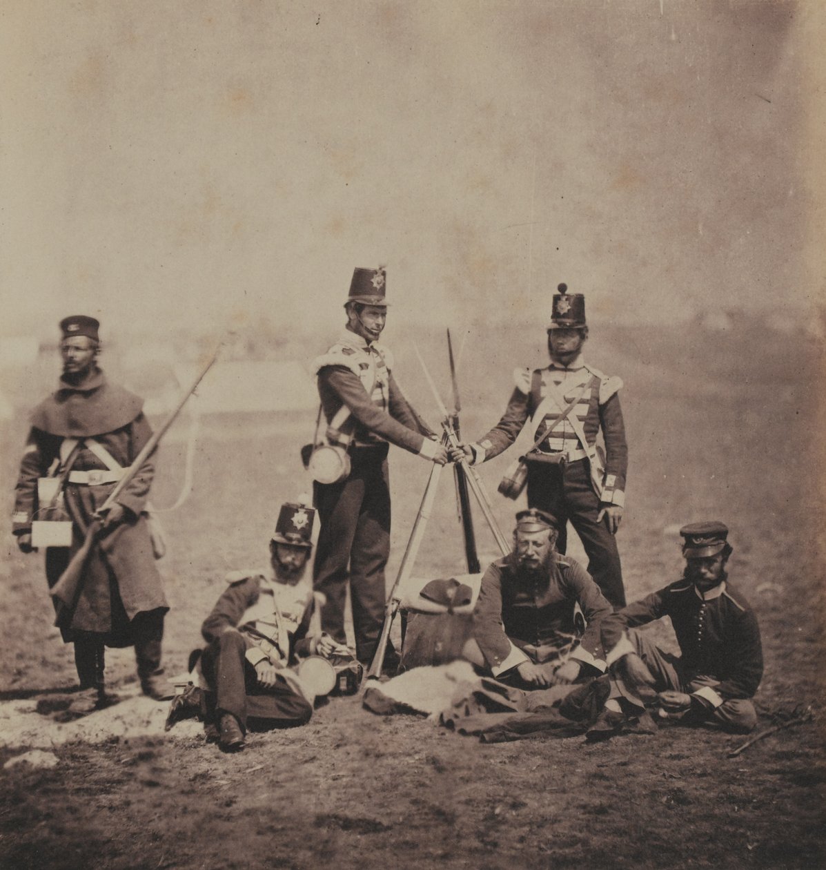 Ufficiali e uomini del 3° Reggimento di Fanteria (The Buffs) da un album di 52 fotografie associate alla Guerra di Crimea, 1855 da Roger Fenton