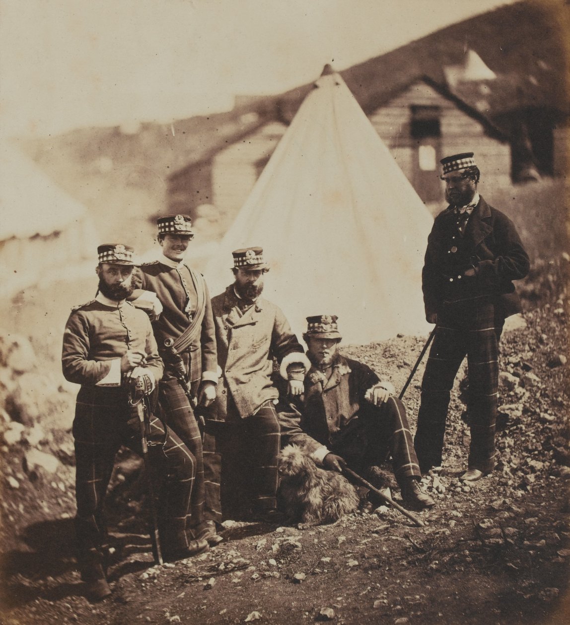 Ufficiali del 71° Reggimento di Fanteria (Fanteria Leggera) da un album di 52 fotografie associate alla Guerra di Crimea, 1855 da Roger Fenton