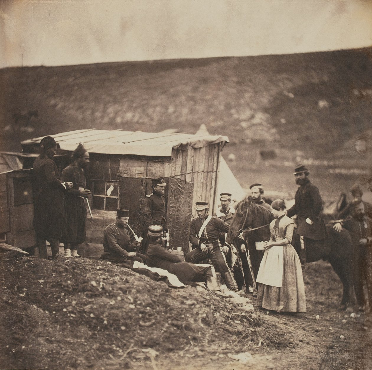 Gruppo di truppe francesi e inglesi nel campo delle 4th Dragoon Guards, da un album di 52 fotografie associate alla Guerra di Crimea, 1855 da Roger Fenton