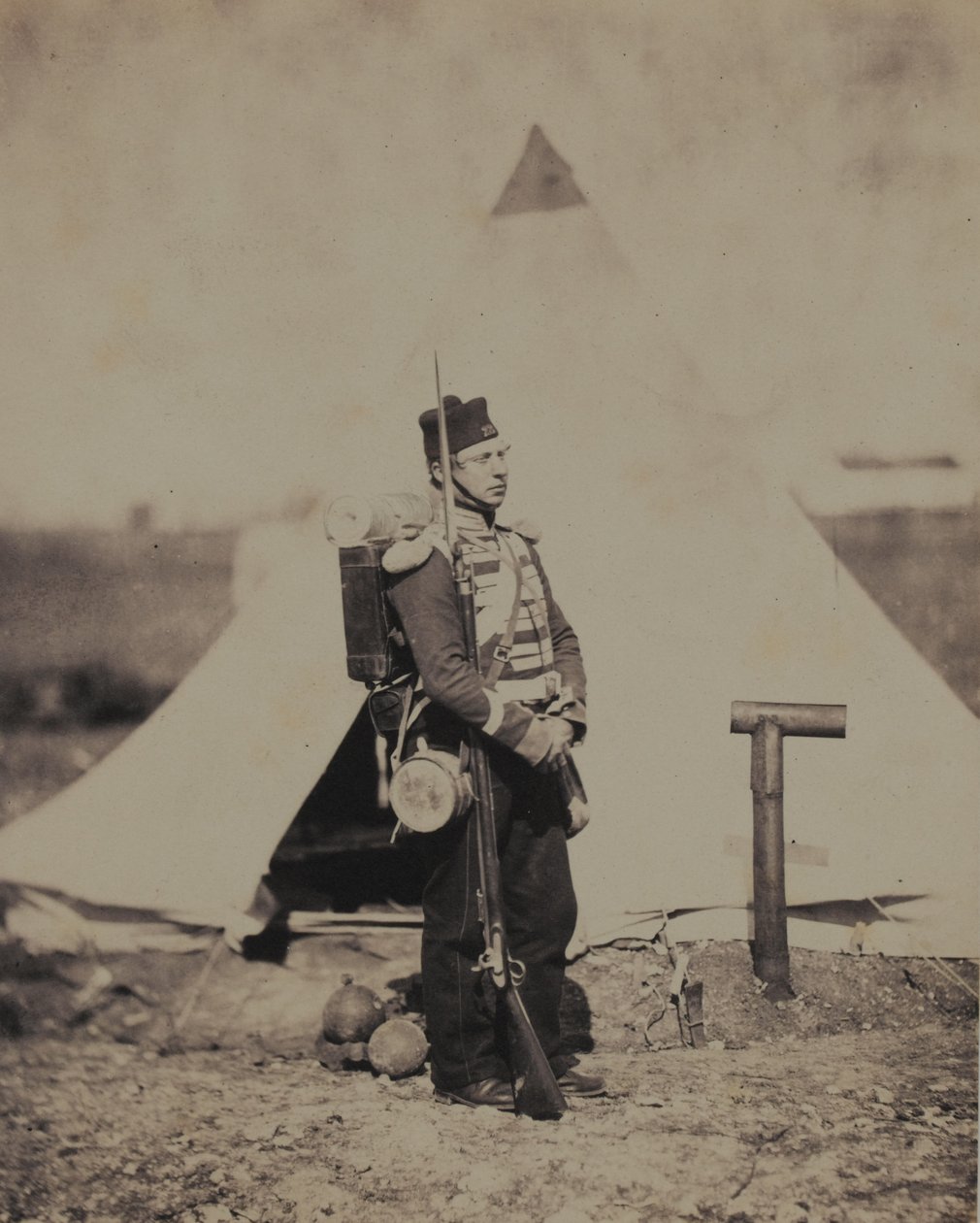 Soldato del 28° Reggimento di Fanteria (North Gloucestershire) in pieno ordine di marcia, da un album di 52 fotografie associate alla Guerra di Crimea da Roger Fenton