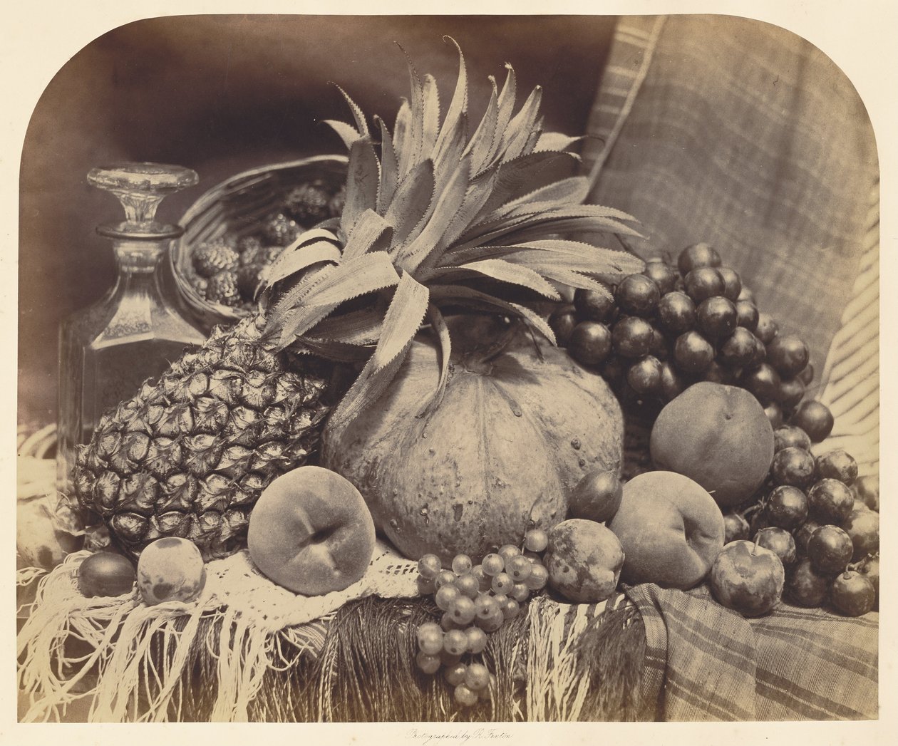 Natura morta con frutta e decanter da Roger Fenton