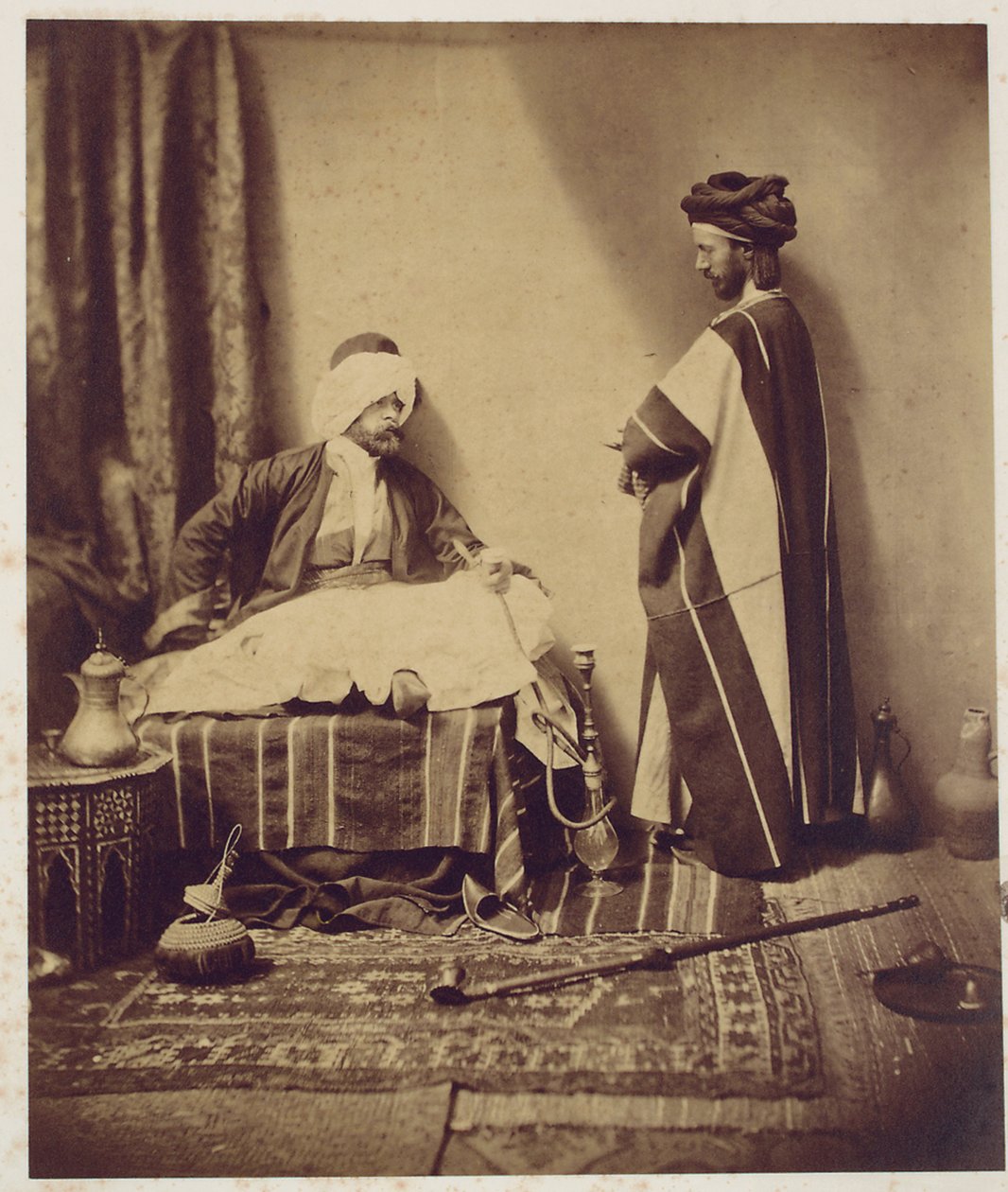 Una conversazione mentre si fuma da Roger Fenton
