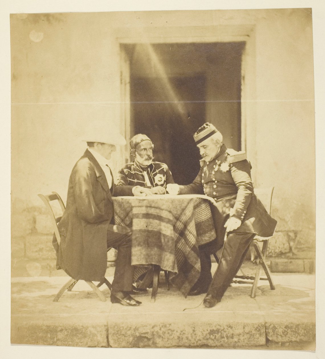 Un consiglio di guerra: Lord Raglan, Omar Pascià e Pélissier, ripreso la sera prima della presa del Mankelen, Crimea da Roger Fenton
