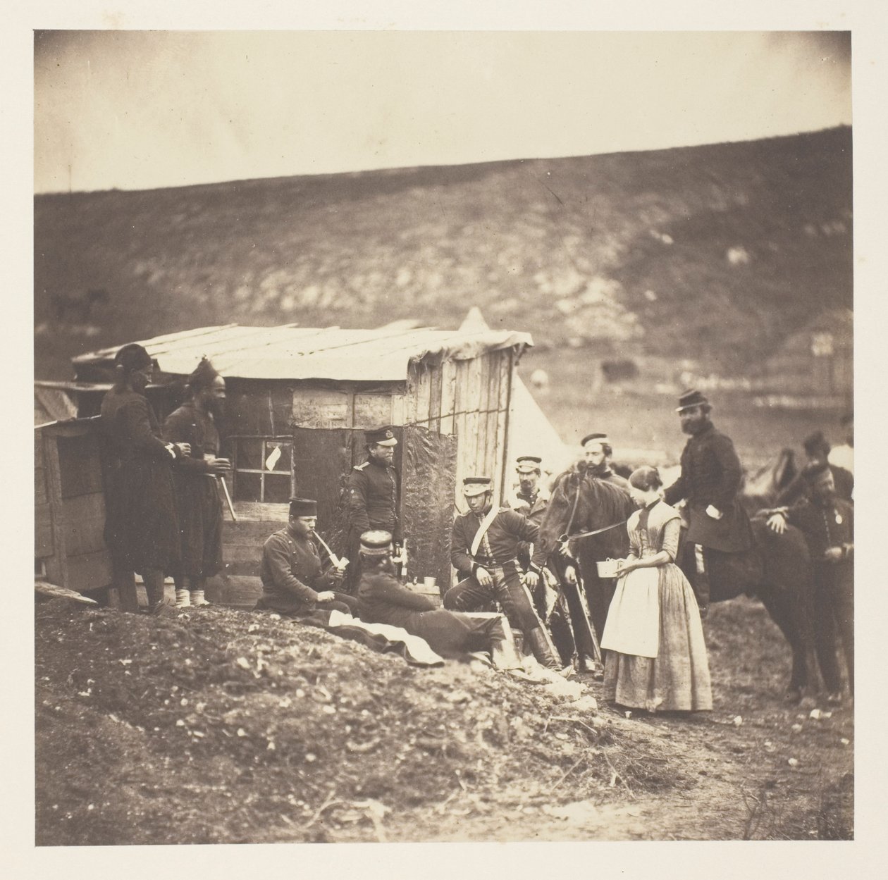 Accampamento del 4º reggimento delle Guardie dragoni, festa conviviale, francesi e inglesi da Roger Fenton
