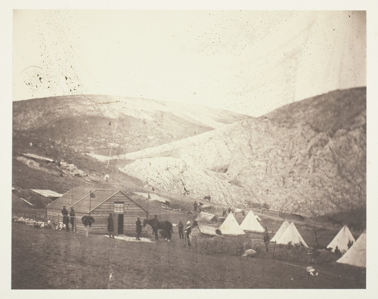 Campo delle Guardie Dragoni del 4°, vicino a Karyni da Roger Fenton