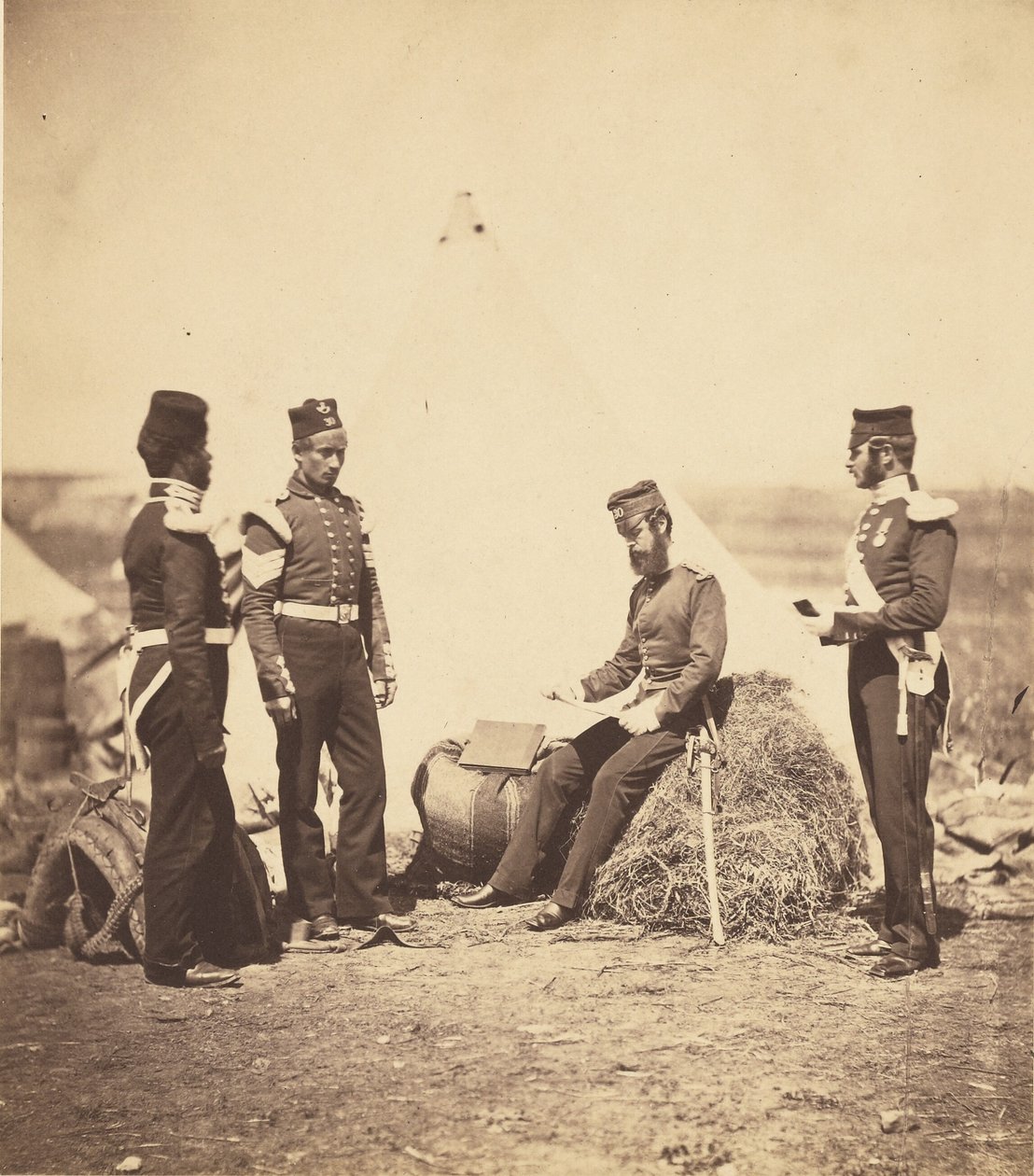 Il capitano Walker del 30° reggimento legge gli ordini generali. da Roger Fenton