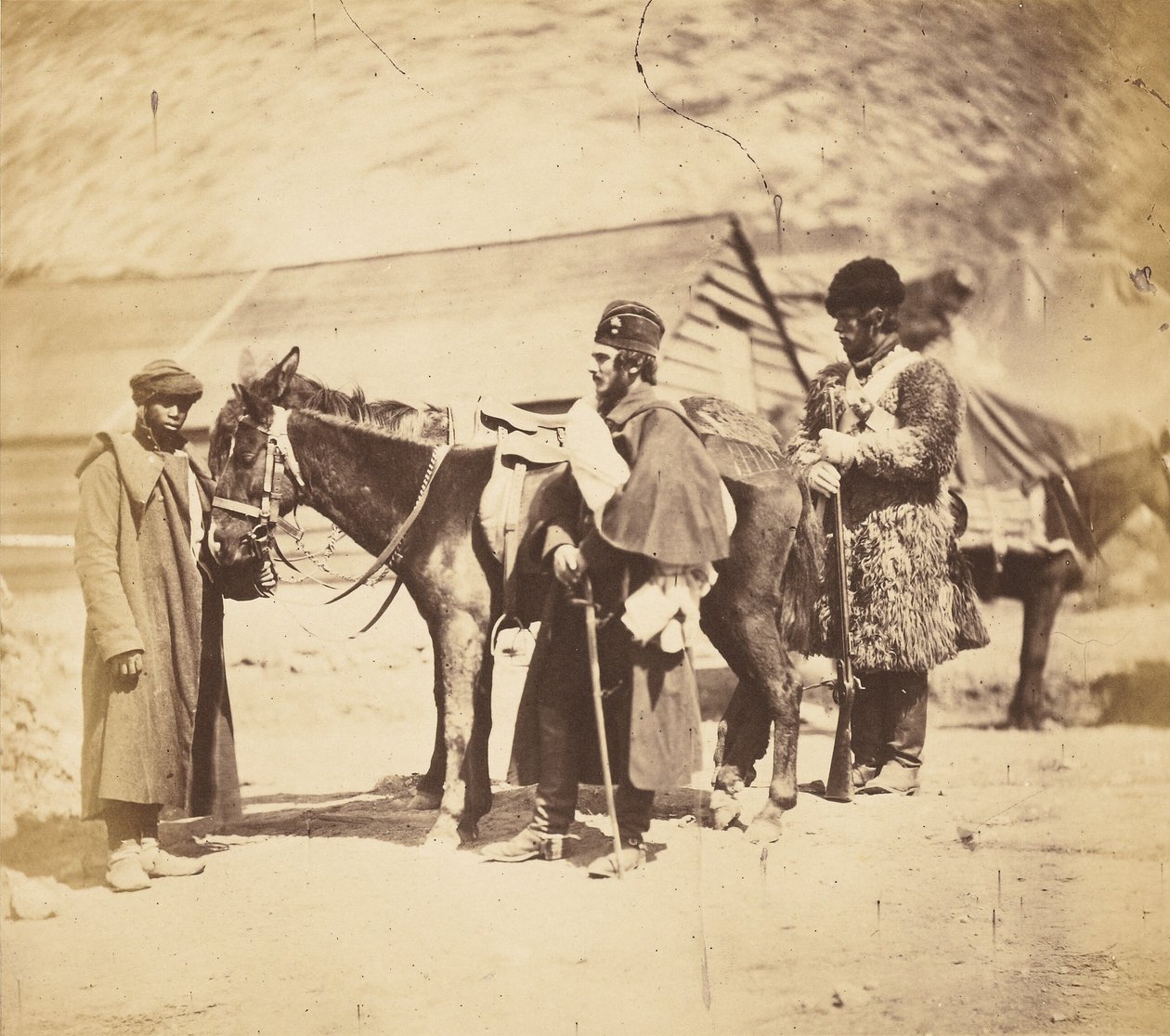 Capitano Burnaby, Grenadier Guards e servitore nubiano da Roger Fenton