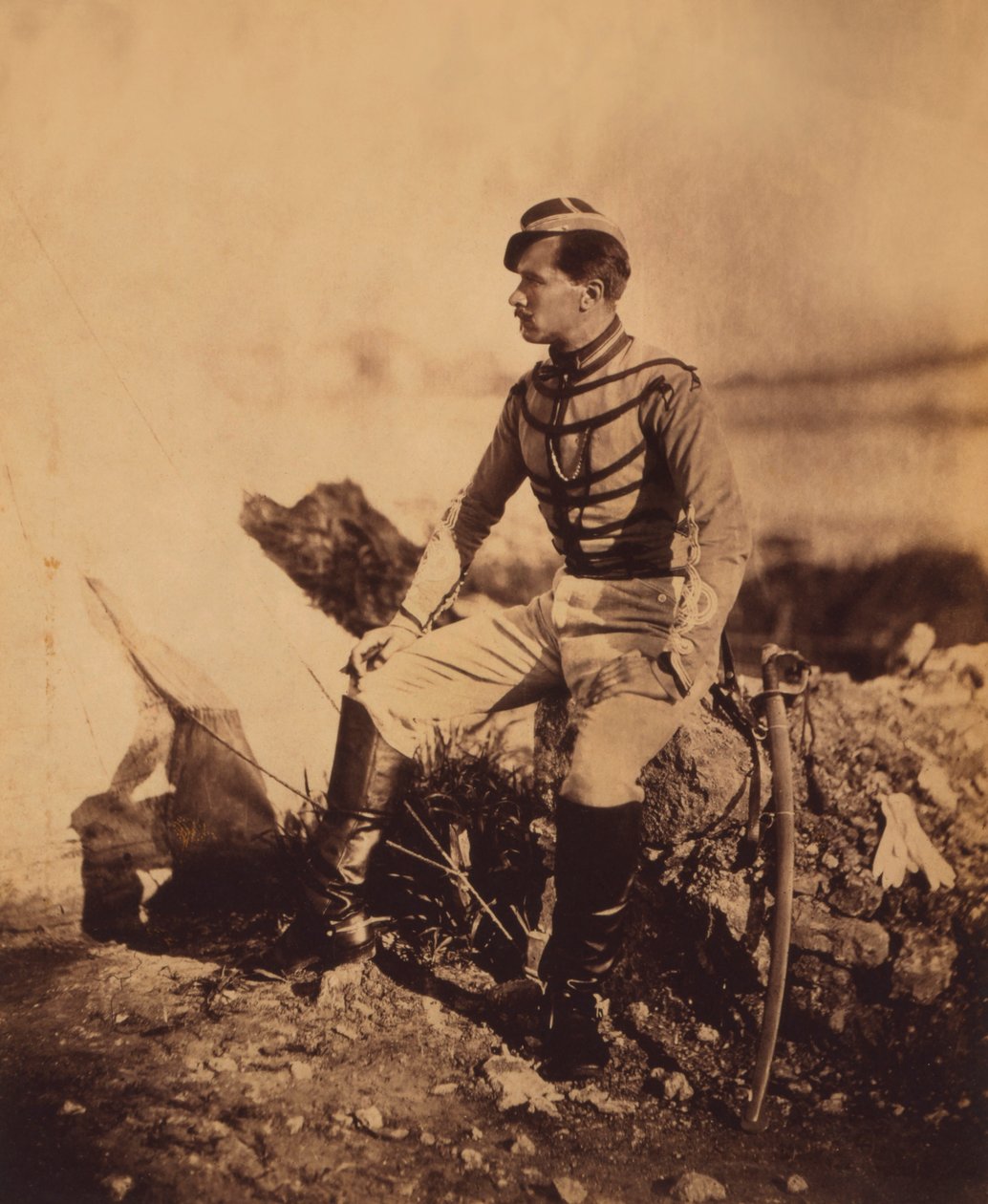 Capitano Thomas, aiutante di campo del Generale Pierre Bosquet, Ritratto a figura intera seduto in uniforme con spada, Guerra di Crimea, Crimea, Ucraina da Roger Fenton
