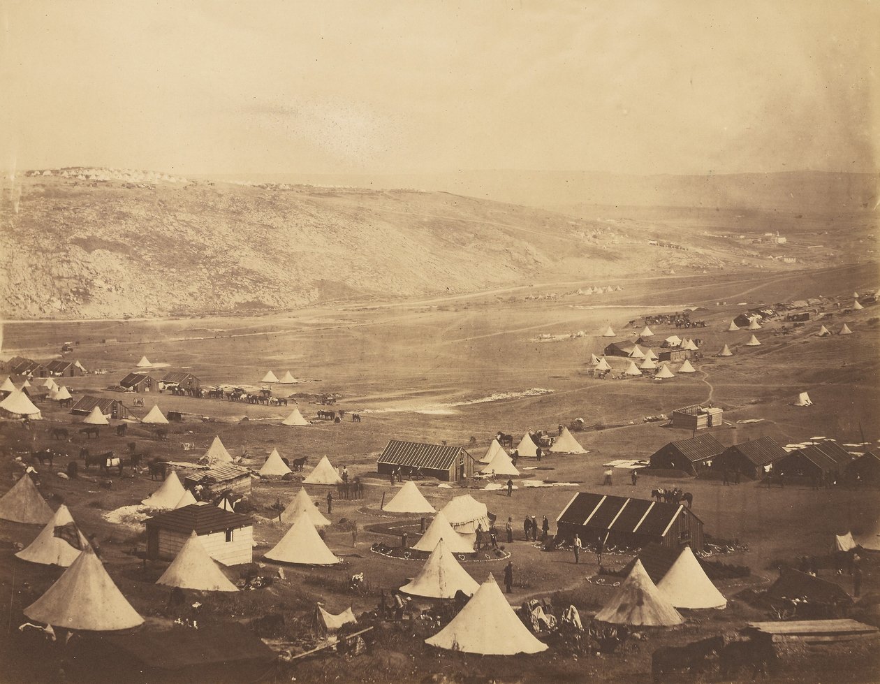 Campo di cavalleria, guardando verso Kadikoi. da Roger Fenton