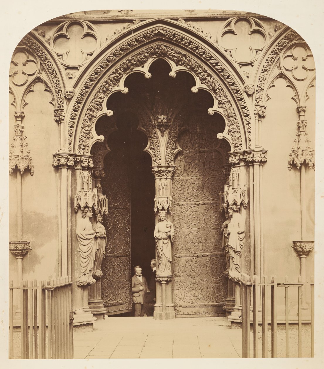 Portale centrale, portico occidentale, cattedrale di Lichfield da Roger Fenton