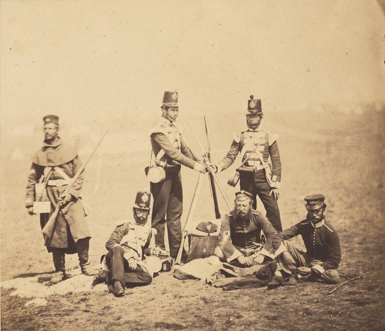 Fanteria inglese che ammucchia i fucili da Roger Fenton