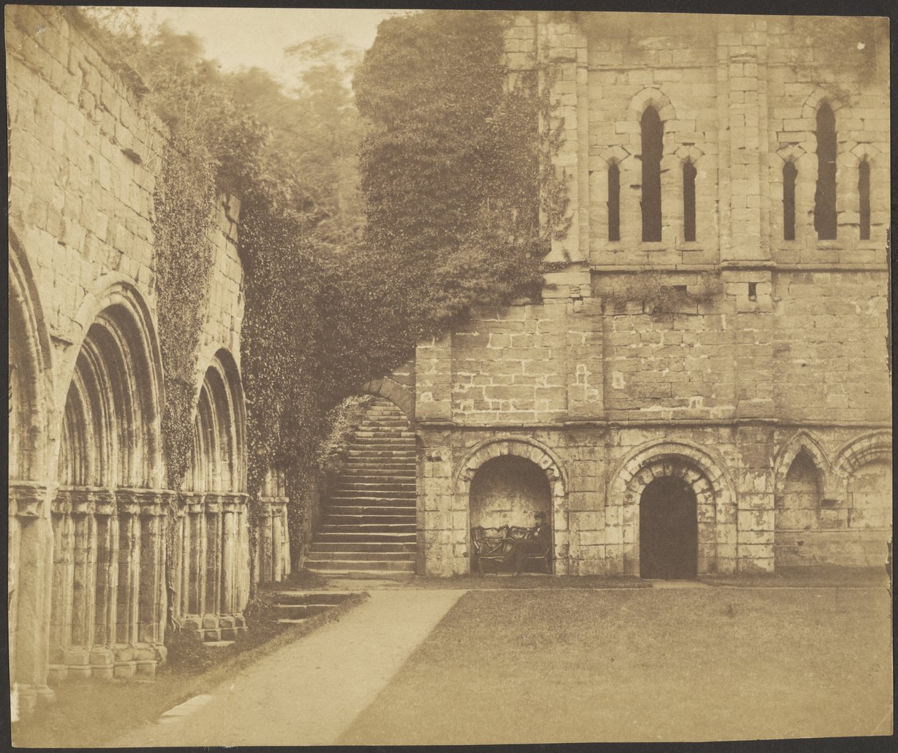 Abbazia di Fountains, angolo sud-est del chiostro da Roger Fenton
