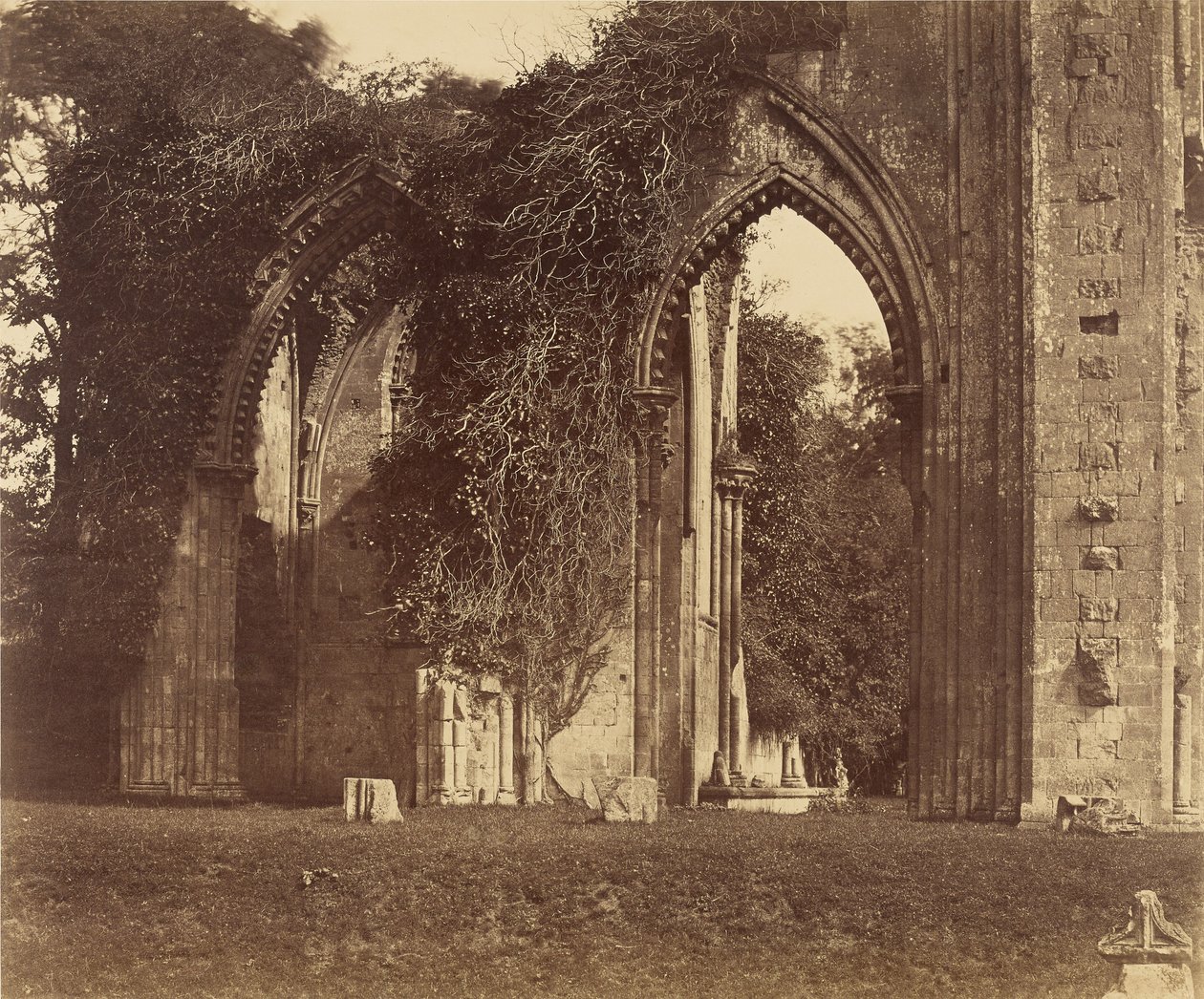 Abbazia di Glastonbury, archi della navata laterale nord da Roger Fenton