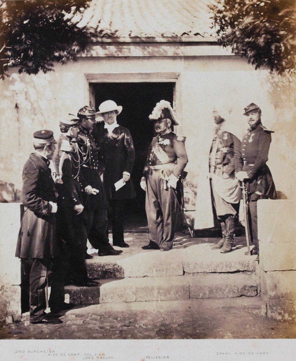 Gruppo al quartier generale, da un album di 52 fotografie associate alla guerra di Crimea, 1855 da Roger Fenton