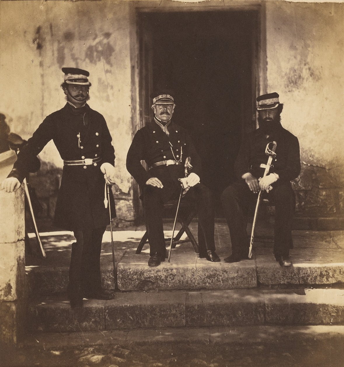 Il maggior generale Lockyer e due membri del suo stato maggiore da Roger Fenton