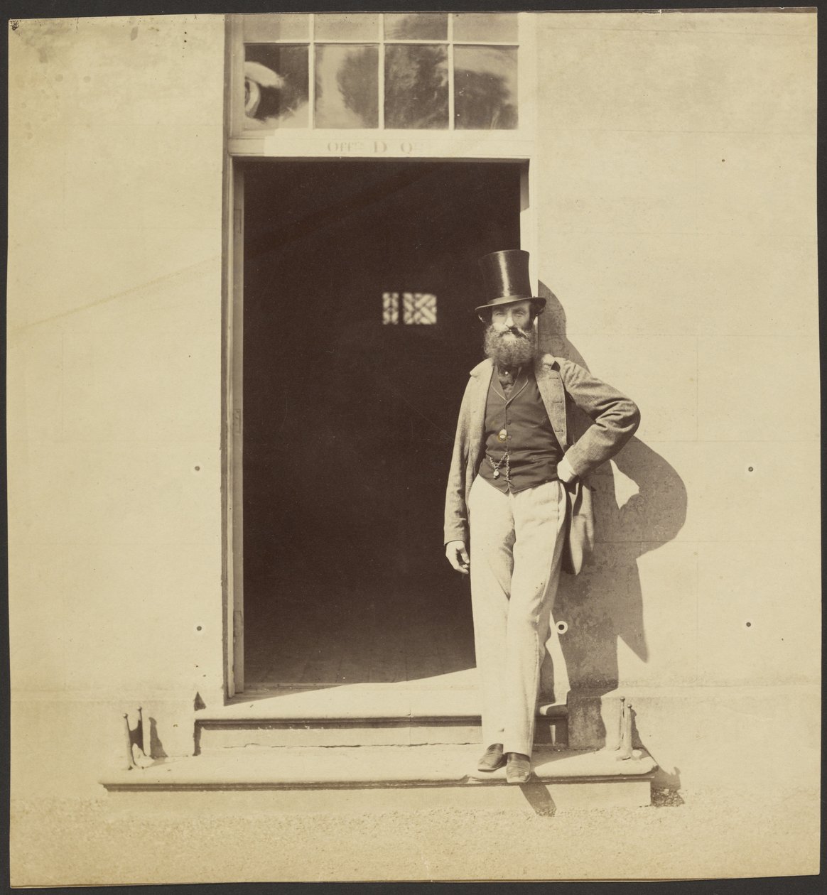 Uomo in piedi in una porta della caserma di Hythe da Roger Fenton