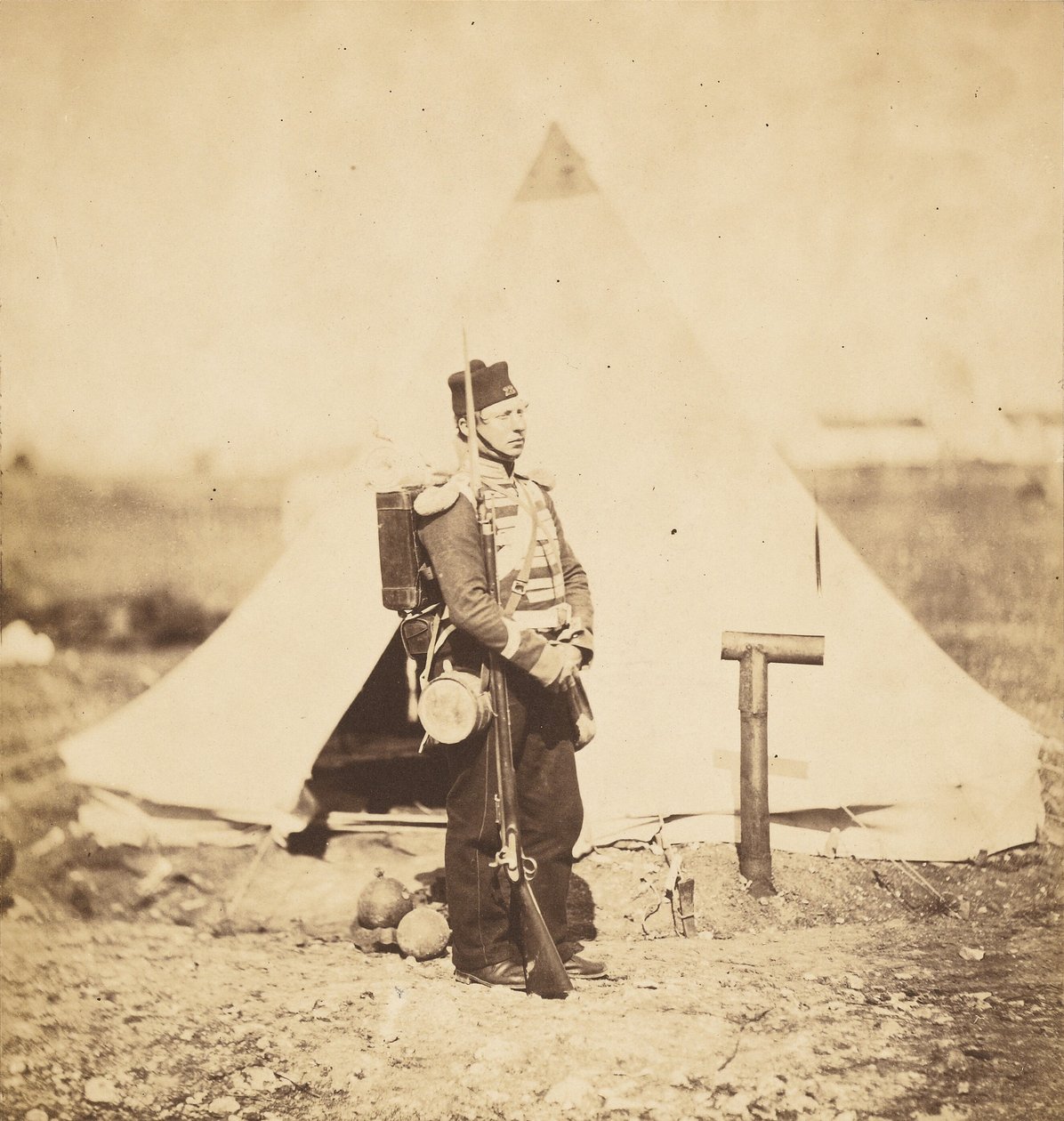Soldato semplice in pieno equipaggiamento da marcia da Roger Fenton