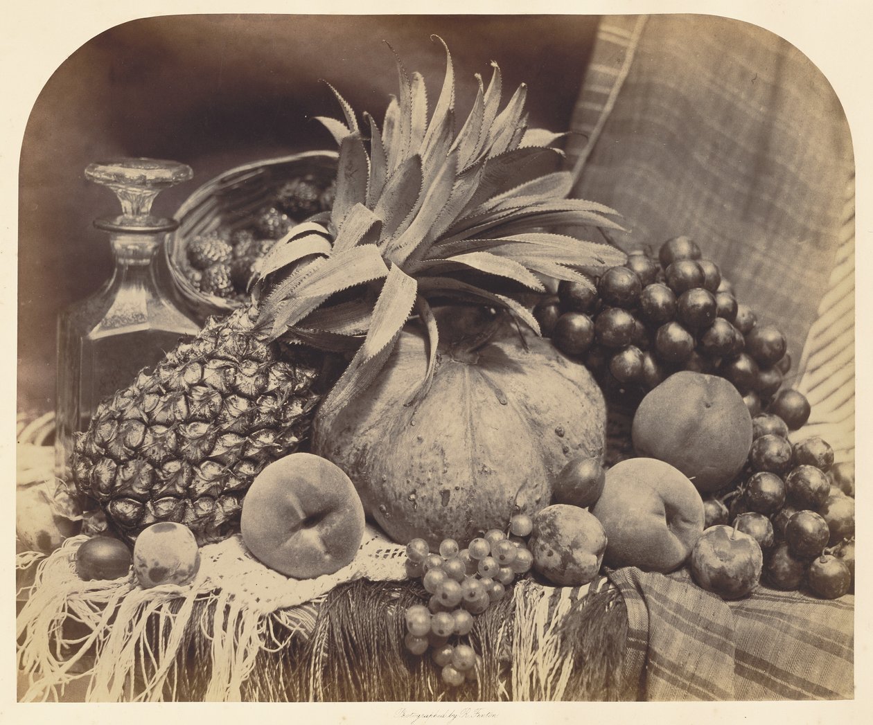 Natura morta con frutta e decanter da Roger Fenton