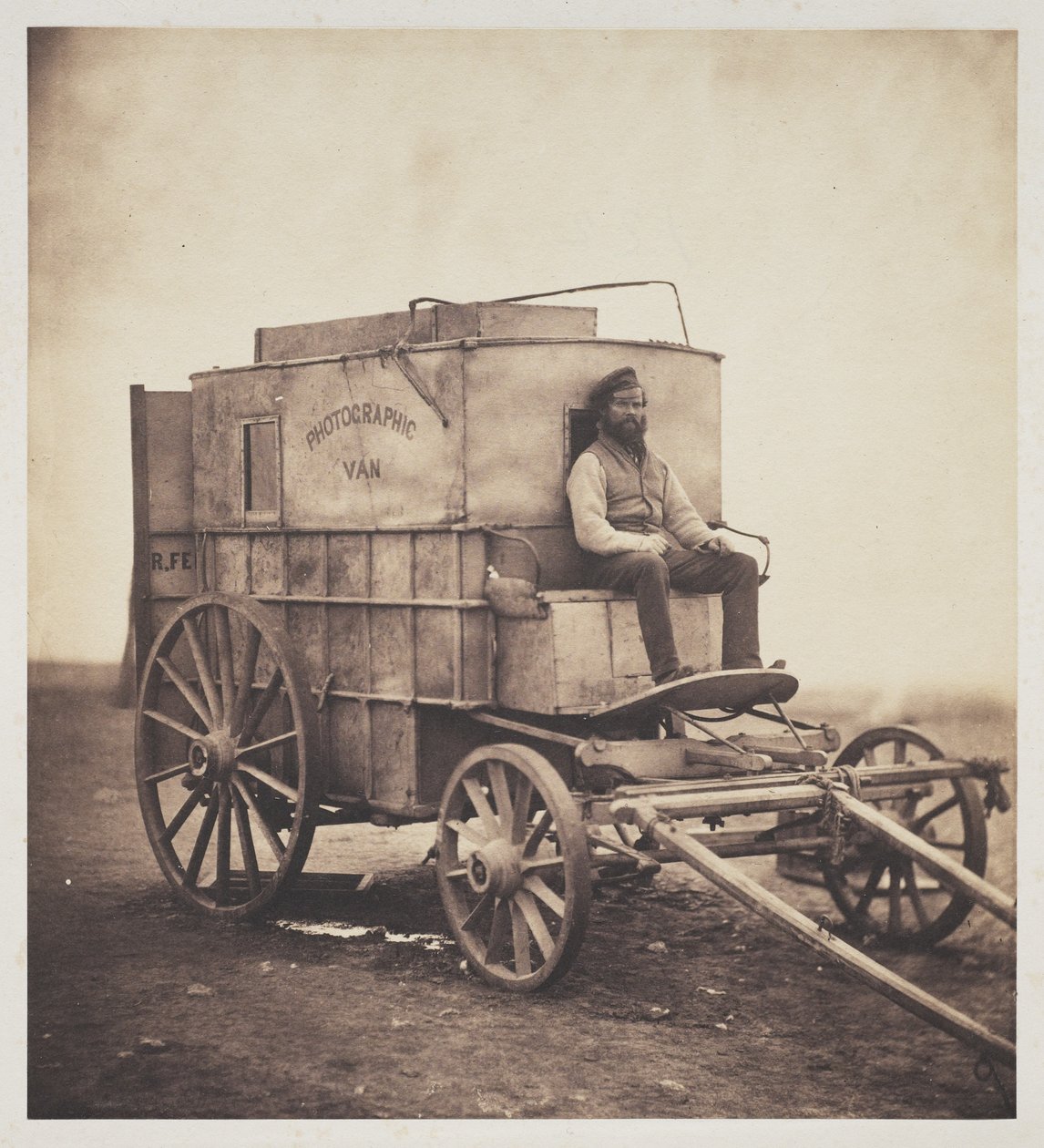 Il furgone del fotografo con Marcus Sparling in Crimea, 1855 da Roger Fenton