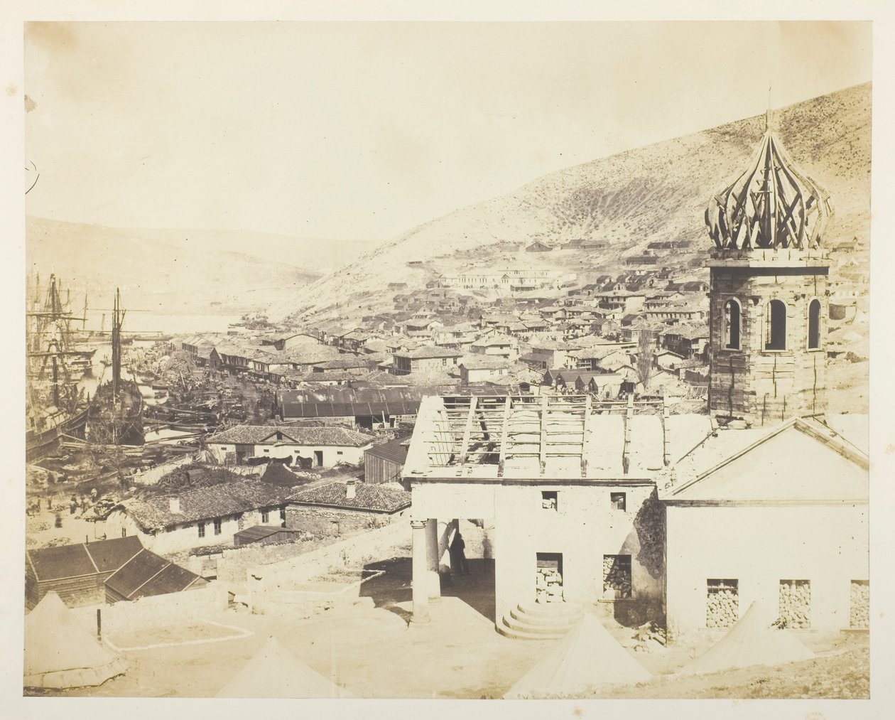 La chiesa russa e la città di Balaklava da Roger Fenton