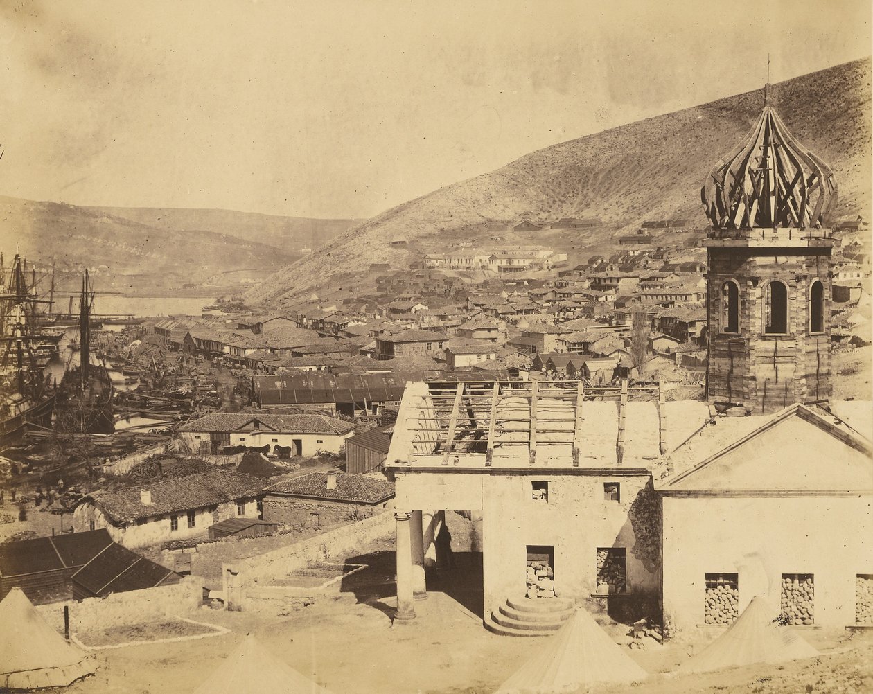 La chiesa russa e la città di Balaklava da Roger Fenton