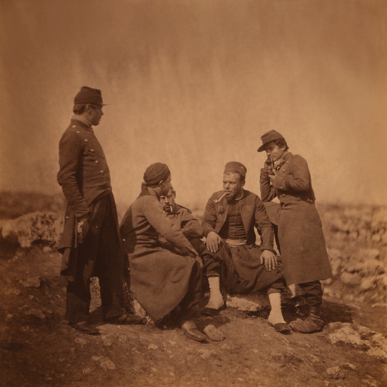 Due soldati francesi in piedi accanto a tre soldati Zouave seduti e fumanti, Guerra di Crimea, Crimea, Ucraina da Roger Fenton