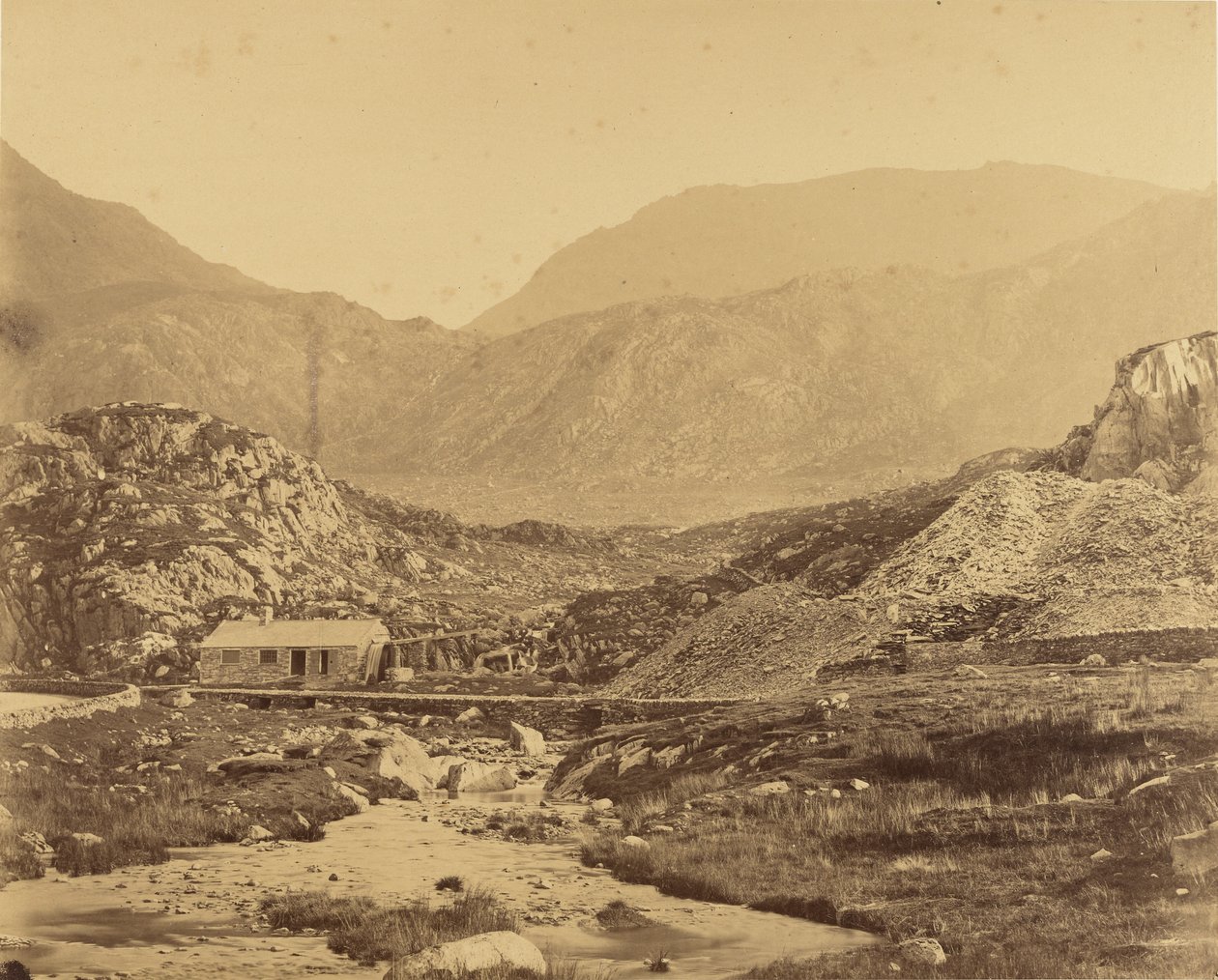 [Veduta delle montagne ai piedi del lago Ogwen] da Roger Fenton