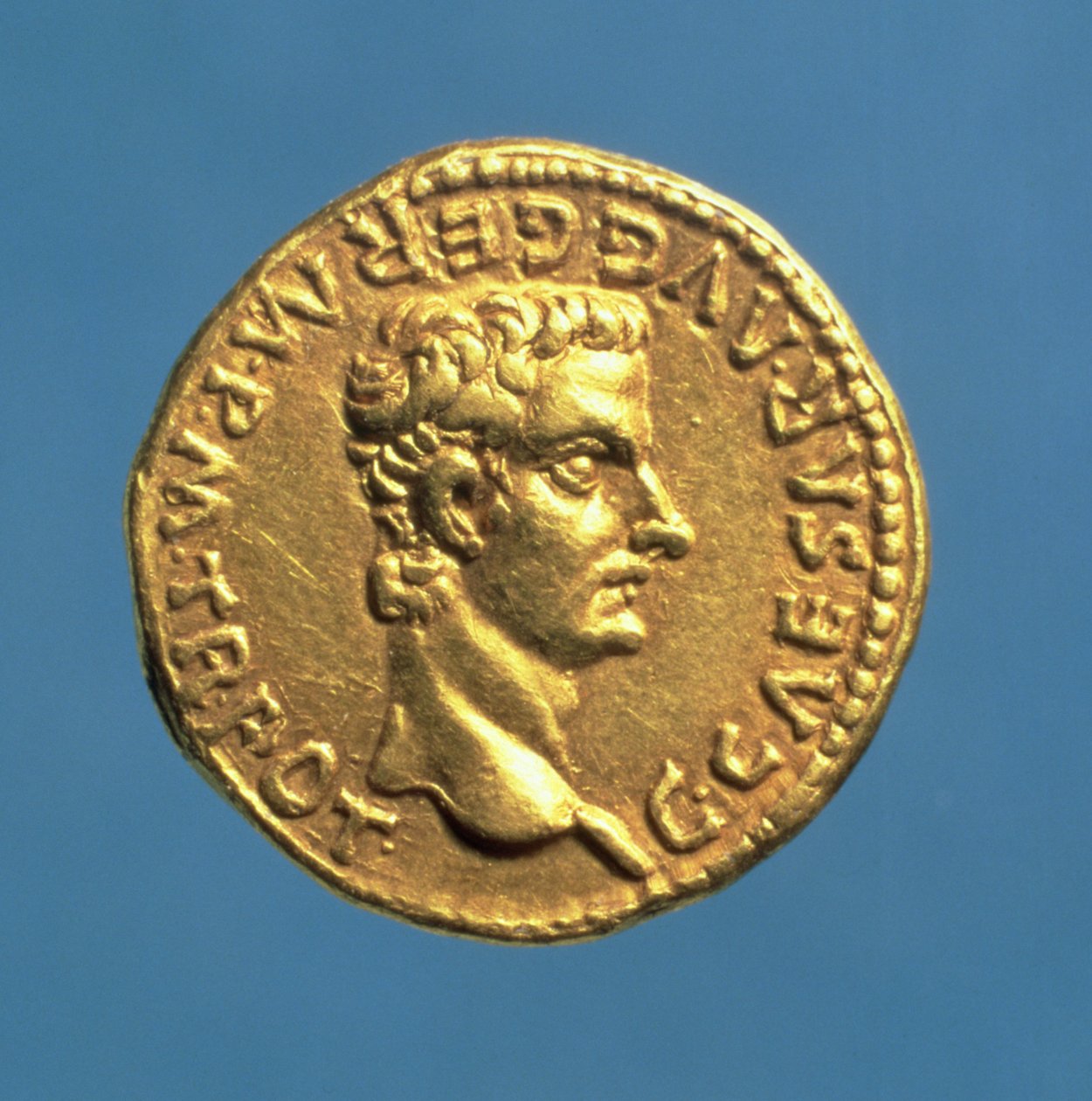 Aureo (dritto) di Caligola (37-41 d.C.) senza corona. Iscrizione: C CAESAR AVG GERM P M TR POT da Roman