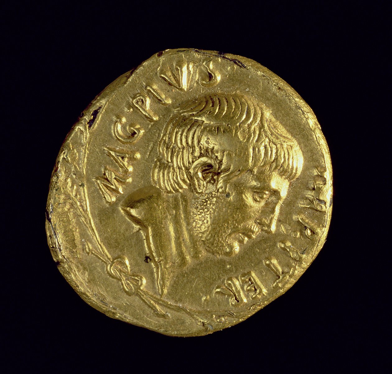 Aureo (dritto) con la testa nuda di Sesto Pompeo (78-35 a.C.) Iscrizione: MAG PIVS IMP ITER da Roman