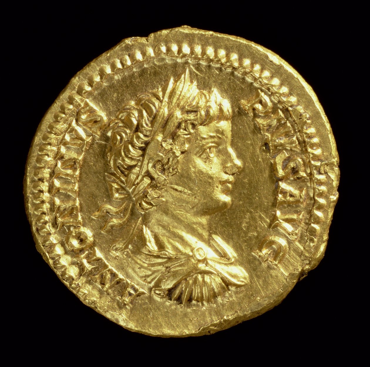 Aureo (dritto) con la testa di Caracalla (AD 196-217) drappeggiato, corazzato, con una corona d
