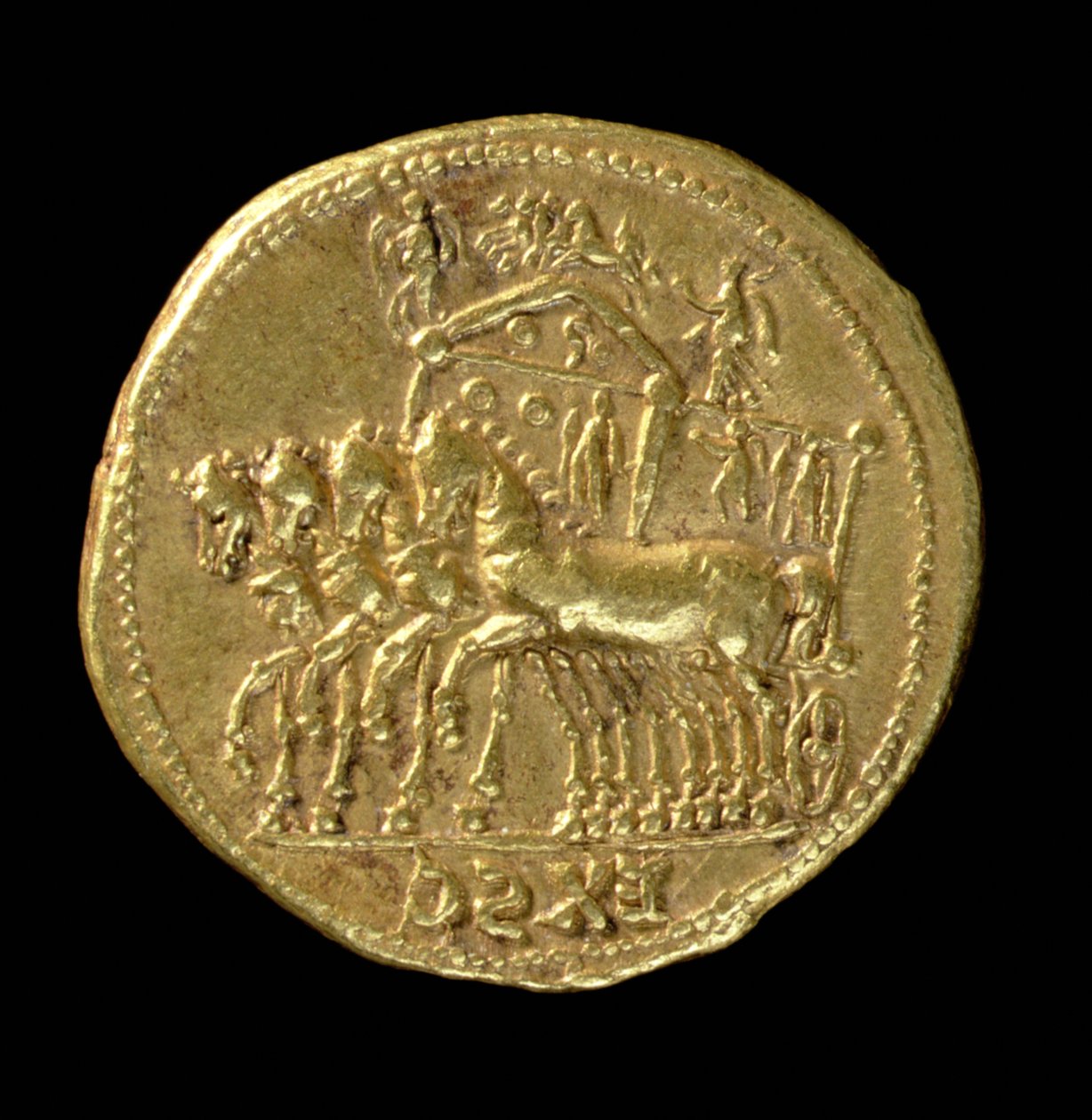Aureo (retro) del divinizzato Claudio (41-54 d.C.) coniato sotto Nerone (54-68 d.C.) raffigurante un carro con quattro cavalli (oro) Iscrizione: EX SC da Roman