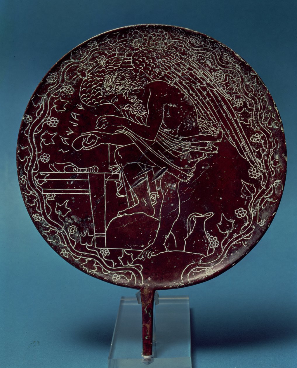 Retro di uno specchio di bronzo decorato con una scena che mostra un vecchio che esamina il fegato di un animale, porta il nome di Chalenas (indovino greco) da Roman