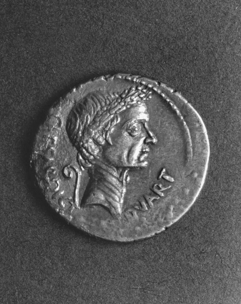 Moneta con ritratto di Giulio Cesare (101-44 a.C.) da Roman