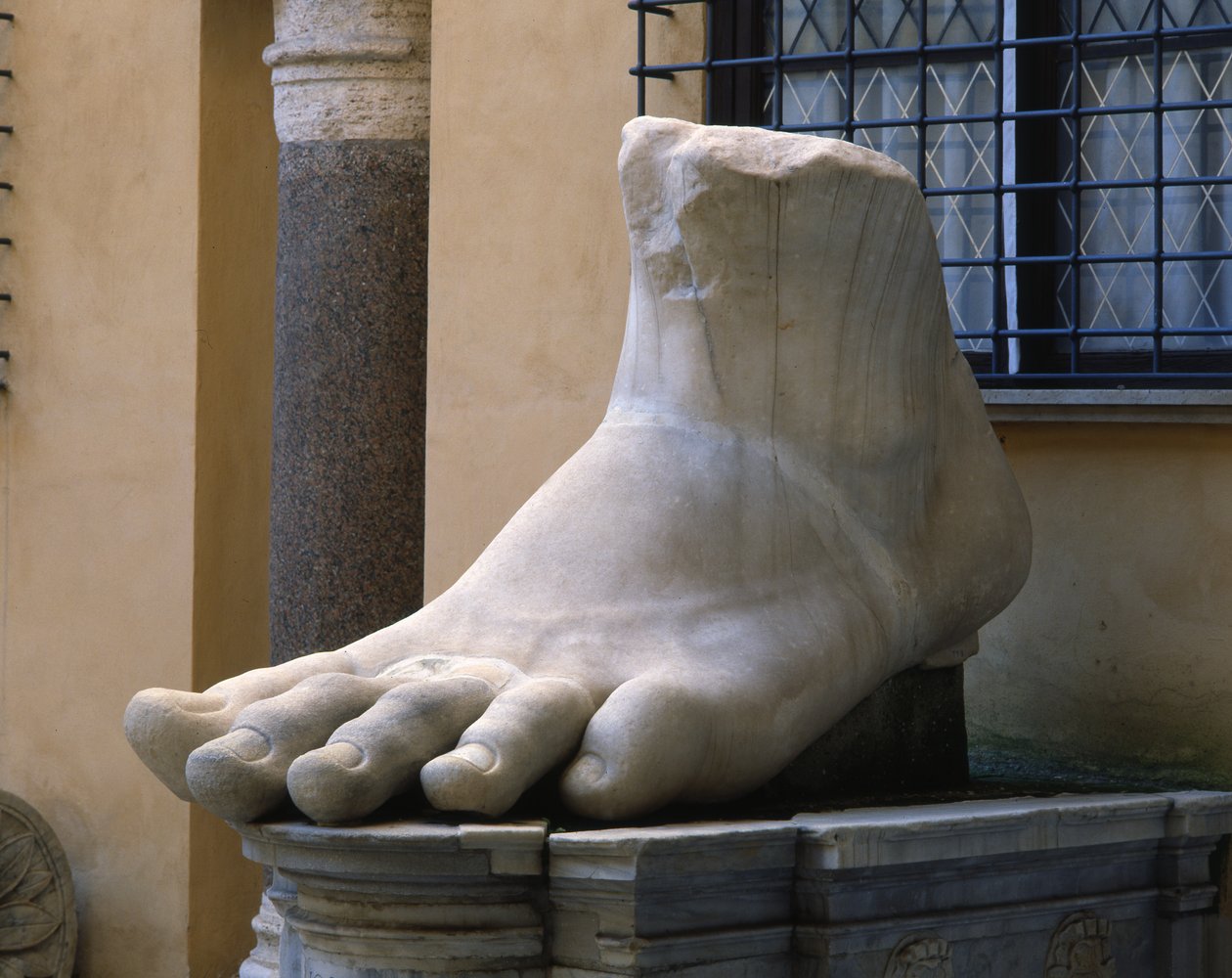 Piede colossale di Costantino il Grande (marmo) da Roman