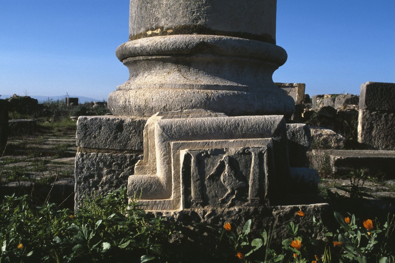 Base di colonna ed elemento architettonico con una cicogna da Roman