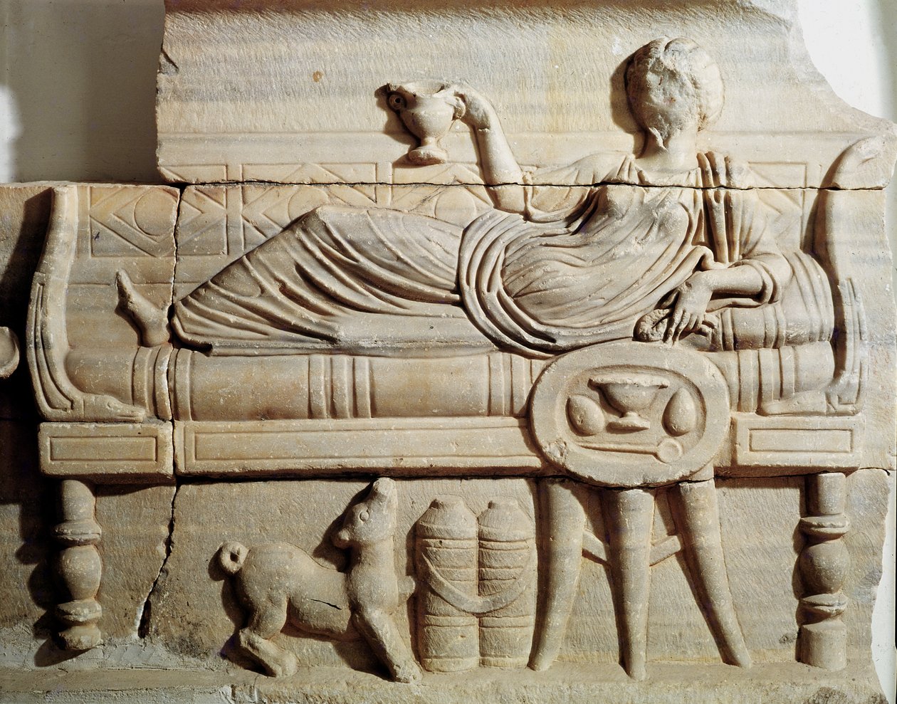 Dettaglio di un sarcofago che raffigura una donna sdraiata su una panca da Roman
