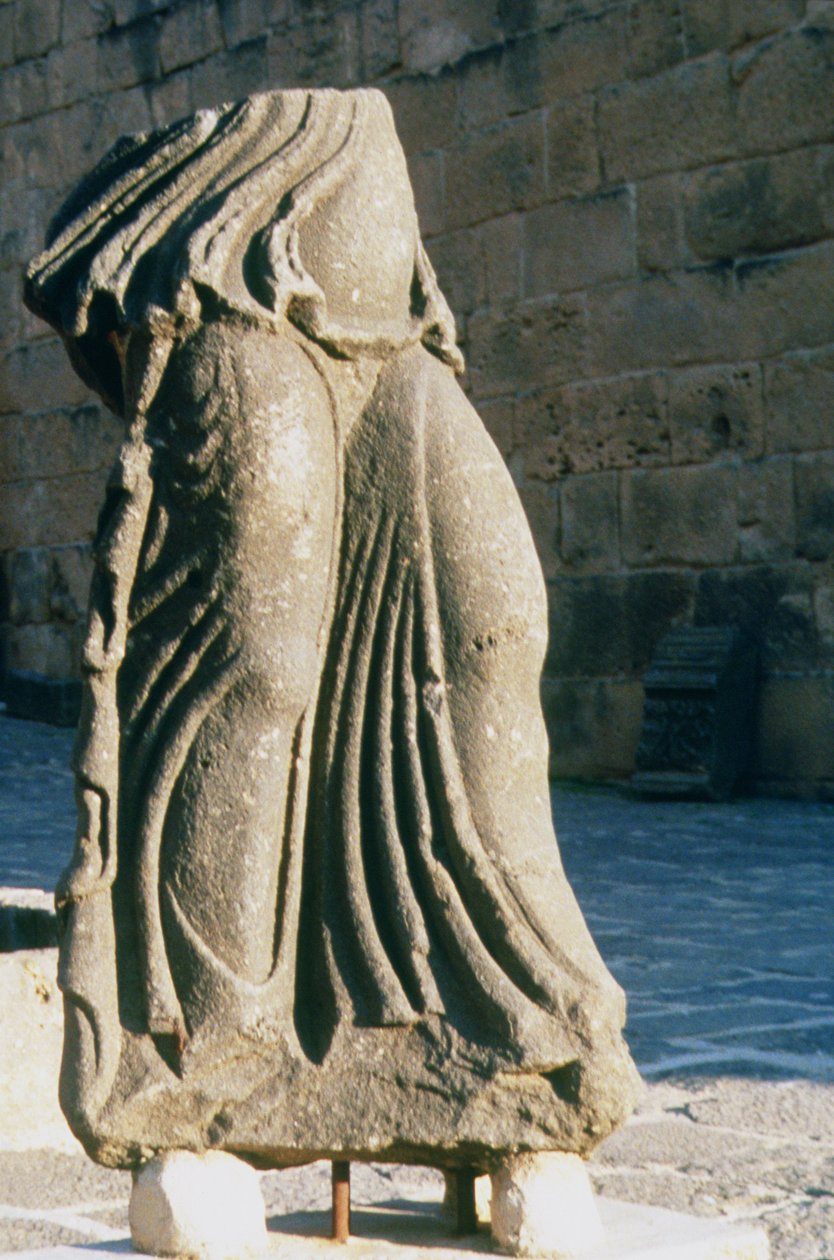 Frammento di una scultura di una donna in piedi da Roman