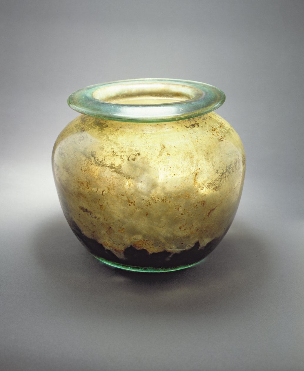 Vaso di vetro soffiato a mano, contenente ossa e ceneri, romano da Roman